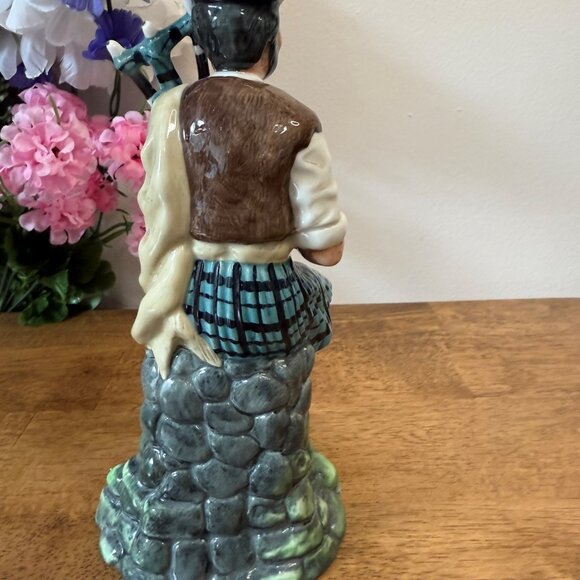Royal Doulton The Piper HN2907 Vintage Scottish Bagpiper Figurine Collectible - Picture 4 of 5